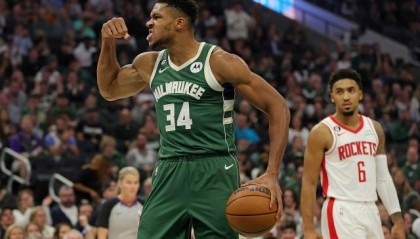 开云-跨级碾压！字母28分钟21中17爆砍44分 本世纪第5人