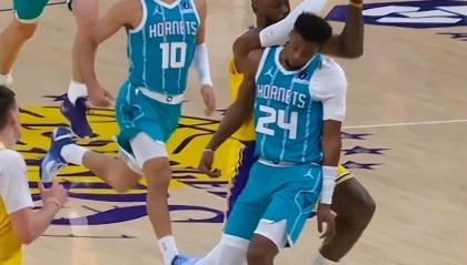 开云体育-詹皇肘击对手后脑，裁判却吹对方犯规！黄蜂挑战失败，全队看呆了